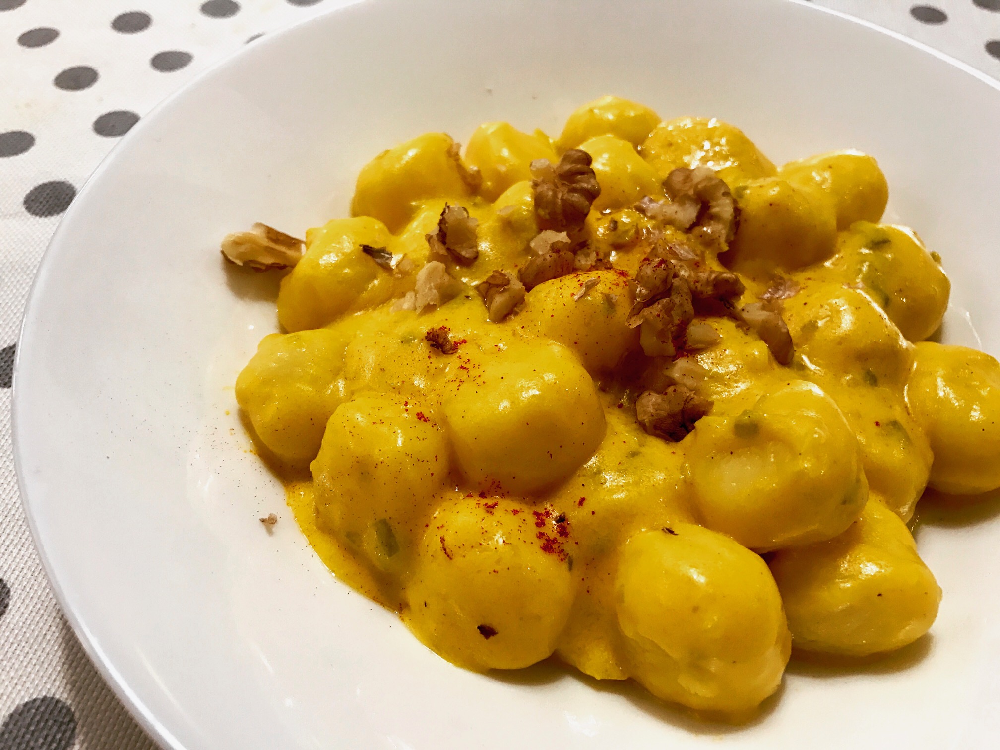 GNOCCHI CON SALSA DI CAPRINO, ZAFFERANO E NOCI